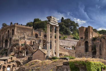 Italien, Rom, Forum Romanum, Palatinhügel, Säulen des Tempels von Castor und Pollux - ABOF00609