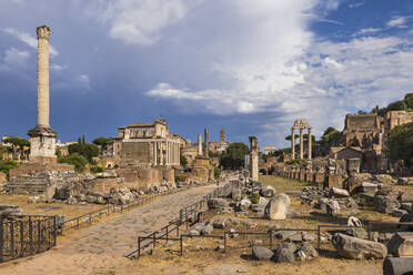 Italy, Rome, Roman Forum ancient ruins - ABOF00610