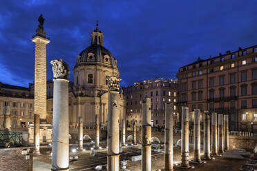 Italien, Rom, Trajan Forum und Säule bei Nacht beleuchtet - ABOF00614