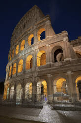 Italien, Rom, Kolosseum bei Nacht - ABOF00617