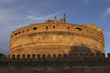 Italien, Rom, Engelsburg, Mausoleum des Hadrian bei Sonnenuntergang - ABOF00619