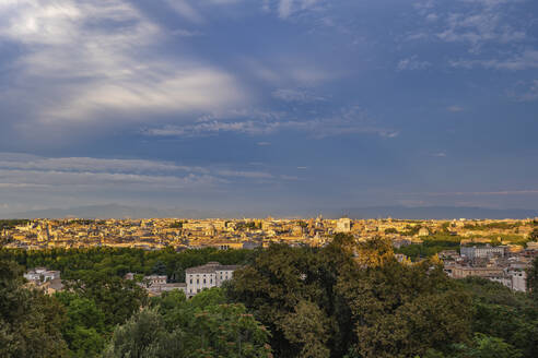 Italien, Rom, Stadt bei Sonnenuntergang - ABOF00625