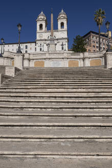 Italien, Rom, Spanische Treppe und Kirche Trinita dei Monti - ABOF00635