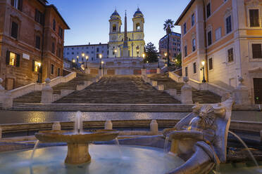 Italy, Rome, Spanish Steps, Barcaccia Fountain on Piazza di Spagna, City at dawn - ABOF00638