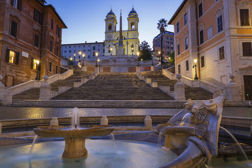 Italien, Rom, Spanische Treppe, Barcaccia-Brunnen auf der Piazza di Spagna, Stadt in der Dämmerung - ABOF00638