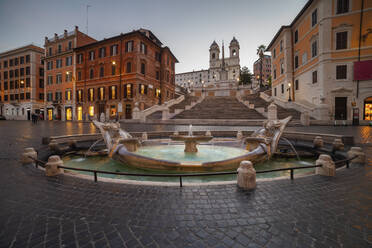 Italien, Rom, Spanische Treppe, Piazza di Spagna, Barcaccia-Brunnen, Brunnen auf dem Stadtplatz in der Dämmerung - ABOF00650