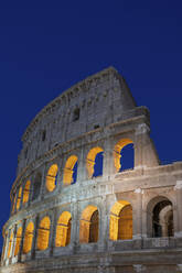Italien, Rom, Kolosseum bei Nacht - ABOF00652