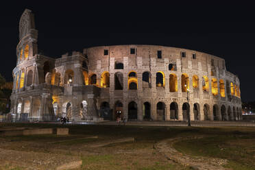 Italien, Rom, Kolosseum bei Nacht - ABOF00653