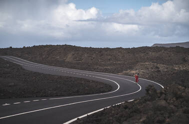 Junge Frau geht auf der Straße in Los Hervideros, Lanzarote, Spanien - SNF00961