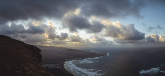 Majestätischer Blick auf den Strand von Famara, Lanzarote, Spanien - SNF00986