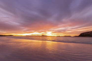 Australia, Oceania, Western Australia, Cape Le Grand National Park, Lucky Bay in sunrise - FOF11971