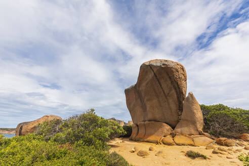 Whistling Rock, erodierter Fels in der Landschaft, Cape Le Grand National Park, Australien - FOF11973