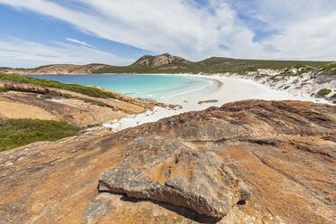 Felsformationen und Küste mit türkisfarbener Bucht, Cape Le Grand National Park, Australien - FOF11975