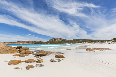 Felsen am Sandstrand und türkisfarbenes Meer, Cape Le Grand National Park, Australien - FOF11976