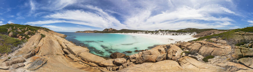 Felsformationen und Küste mit türkisfarbener Bucht, Cape Le Grand National Park, Australien - FOF11977