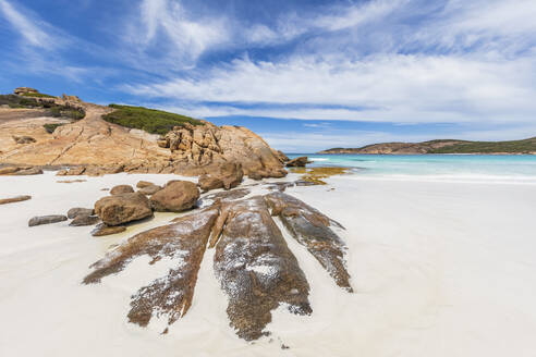 Felsformationen am Sandstrand und türkisfarbenes Meer, Cape Le Grand National Park, Australien - FOF11981