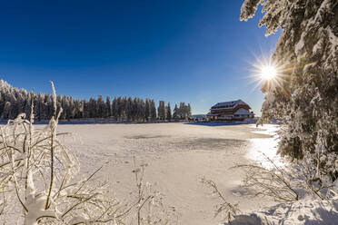 Deutschland, Baden Württemberg, Hotel im Winter Schwarzwald - WDF06513