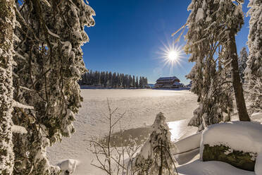 Deutschland, Baden Württemberg, Hotel im Winter Schwarzwald - WDF06514