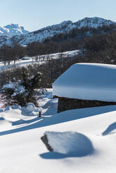 Spanien, Asturien, Ponga-Tal, schneebedeckte Berge an einem sonnigen Wintertag - JMPF00850