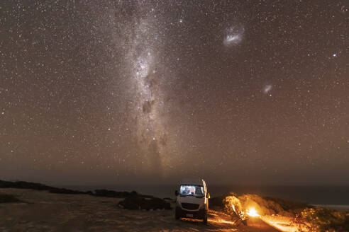 Milchstraße über einer einsamen Frau, die nachts im Nullarbor National Park zeltet - FOF11989