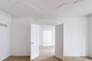Offene Türen im neu renovierten Haus - FCF01946
