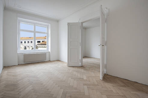 Offene Türen in der neu renovierten Wohnung - FCF01950