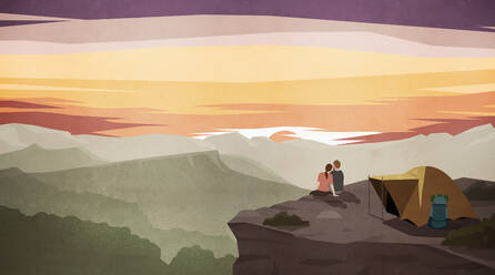 Paar genießt majestätischen Sonnenuntergang Bergblick außerhalb Zelt - FSIF05553