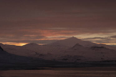 Majestätische Aussicht auf die Berge bei Sonnenuntergang, Hellissandur, Island - FSIF05590