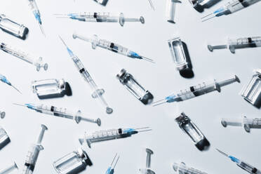 COVID-19-Impfstoffampullen und Spritzen auf weißem Hintergrund - FSIF05600