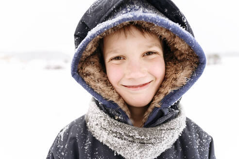 Nahaufnahme eines lächelnden Jungen in warmer Kleidung - EYAF01478
