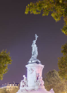 Frankreich, Ile-de-France, Paris, Monument a la Republique am Place de la Republique bei Nacht - AHF00258