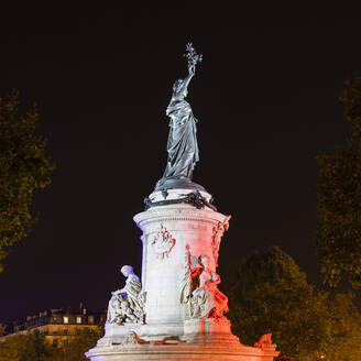 Frankreich, Ile-de-France, Paris, Monument a la Republique am Place de la Republique bei Nacht - AHF00259