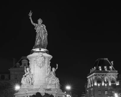 Frankreich, Ile-de-France, Paris, Monument a la Republique am Place de la Republique bei Nacht - AHF00260