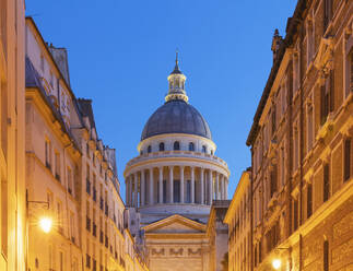 France, Ile-de-France, Paris, Pantheon seen between two rows of townhouses at dusk - AHF00262