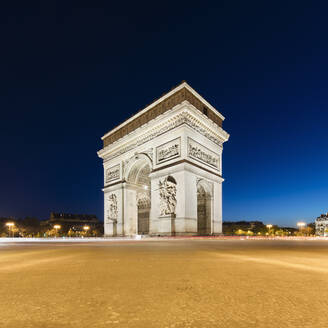Frankreich, Ile-de-France, Paris, Arc de Triomphe bei Nacht - AHF00268