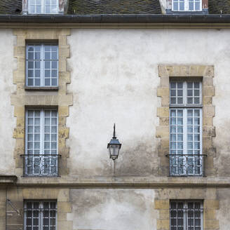 Frankreich, Ile-de-France, Paris, Verglaste Fenster eines alten Wohnhauses - AHF00274