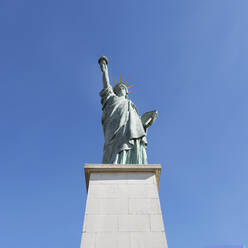 Frankreich, Ile-de-France, Paris, Nachbildung der Freiheitsstatue vor klarem blauen Himmel - AHF00279