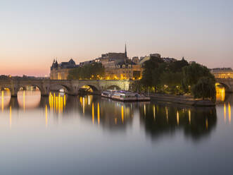 France, Ile-de-France, Paris, Ile de la Cite islet at dawn - AHF00285