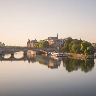 Frankreich, Ile-de-France, Paris, Insel Ile de la Cite in der Morgendämmerung - AHF00286