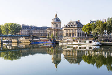 Frankreich, Ile-de-France, Paris, Institut de France mit Spiegelung im Fluss Seine - AHF00288