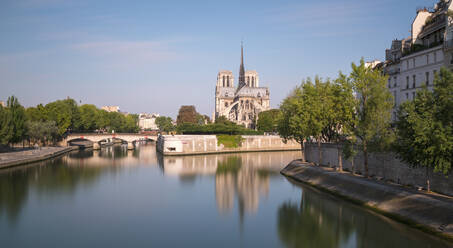 Frankreich, Ile-de-France, Paris, Langzeitbelichtung des Seine-Kanals mit Notre-Dame de Paris im Hintergrund - AHF00289