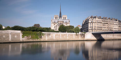 Frankreich, Ile-de-France, Paris, Langzeitbelichtung des Seine-Kanals mit Notre-Dame de Paris im Hintergrund - AHF00290