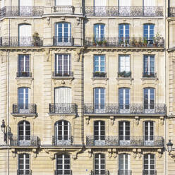 Frankreich, Ile-de-France, Paris, Balkone eines alten Wohnhauses - AHF00291