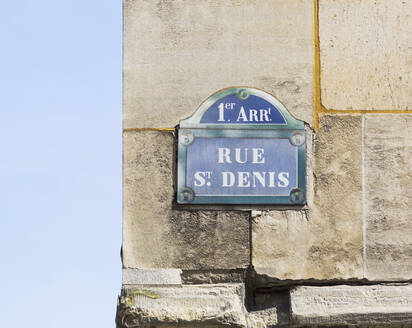 Frankreich, Ile-de-France, Paris, Straßennamenschild Rue Saint-Denis - AHF00292