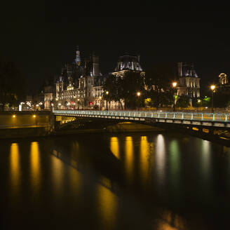 Frankreich, Ile-de-France, Paris, Pont dArcole und Hotel de Ville bei Nacht - AHF00296