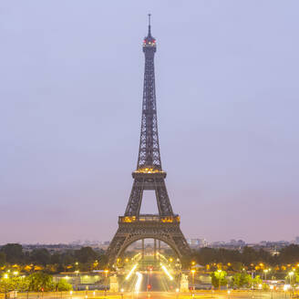 Frankreich, Ile-de-France, Paris, Eiffelturm in der Morgendämmerung - AHF00297