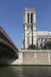 Frankreich, Ile-de-France, Paris, Seine-Kanal mit Glockenturm von Notre-Dame de Paris im Hintergrund - AHF00298