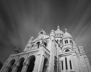 Frankreich, Ile-de-France, Paris, Tiefblick auf die Basilika des Heiligen Herzens von Paris - AHF00300