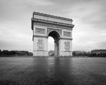 Frankreich, Ile-de-France, Paris, Arc de Triomphe auf leerem Platz - AHF00301