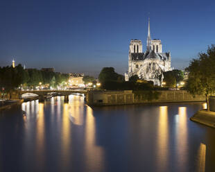 Frankreich, Ile-de-France, Paris, Langzeitbelichtung des Seine-Kanals in der Abenddämmerung mit Notre-Dame de Paris im Hintergrund - AHF00302